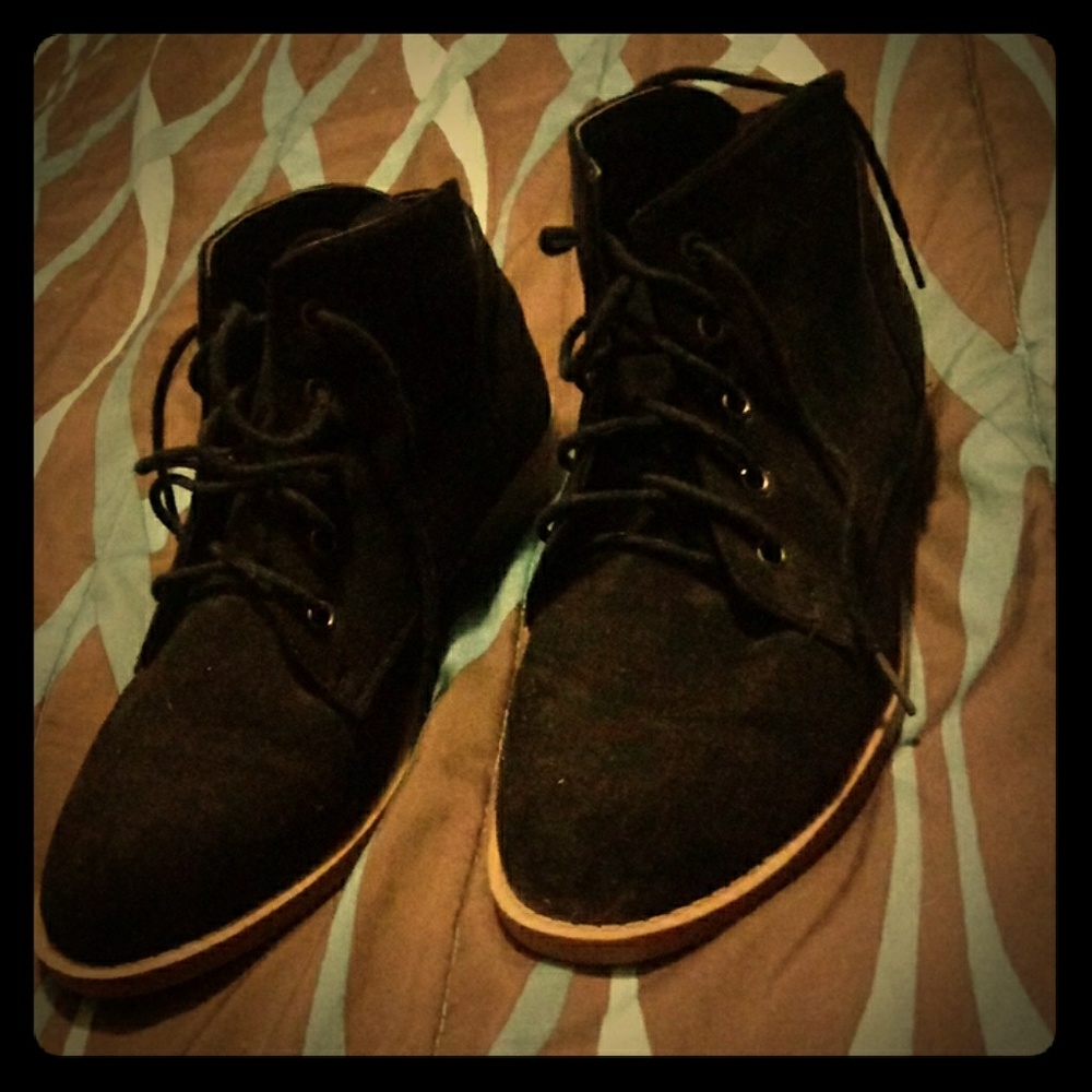 Black ancle boots with tan Sole